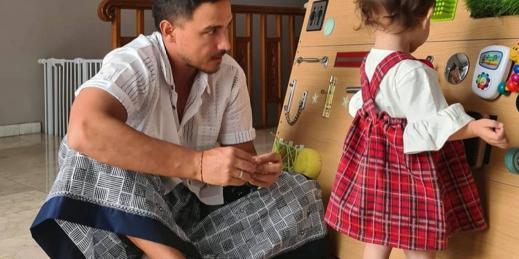 Ini 4 Inspirasi Permainan Sensorik dari Hamish Daud saat Membersamai Putrinya