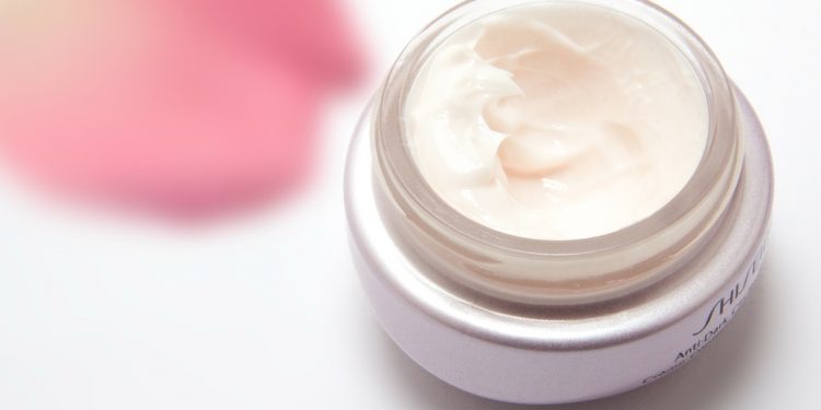 Manfaat Krim Mata yang Perlu Diketahui