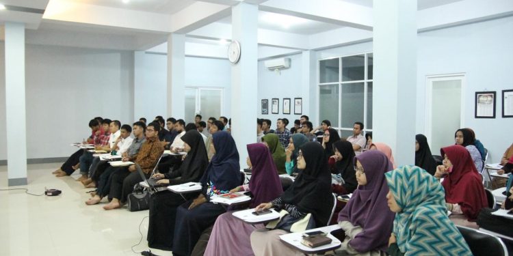 Jauh dari Adab, Umat Harus Kembali kepada Pandangan Islam