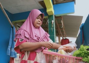 Aas Terus Keliling Jajakan Sayur, Supaya Dapur Tetap Mengebul