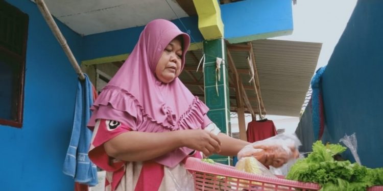 Aas Terus Keliling Jajakan Sayur, Supaya Dapur Tetap Mengebul