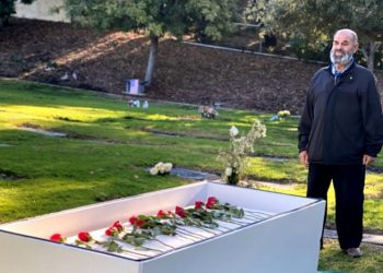 Menguburkan Orang Islam Selama Puluhan Tahun, COVID Mengambil Kehidupan Seorang Pemimpin Muslim LA