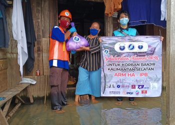 ARM dan Alumni IPB Kalsel Salurkan 600 Paket Bantuan dan Air Bersih