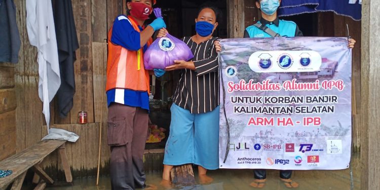 ARM dan Alumni IPB Kalsel Salurkan 600 Paket Bantuan dan Air Bersih