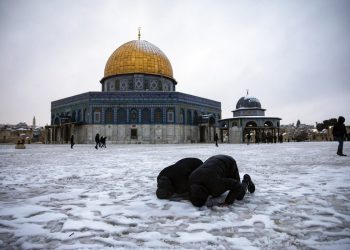 Salju Menutupi Tepi Barat, Saat Gaza Dilanda Gelombang Laut yang Ganas