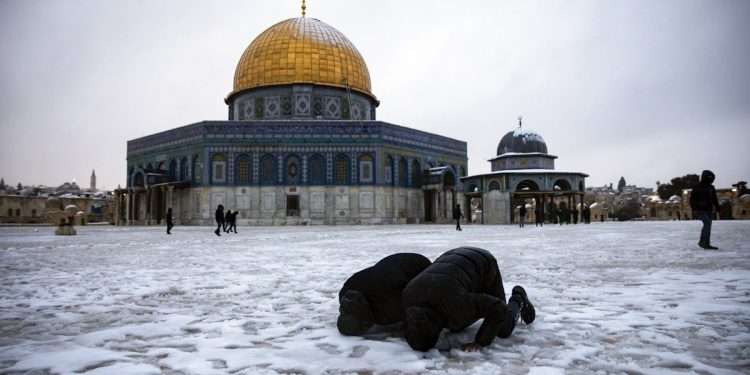 Salju Menutupi Tepi Barat, Saat Gaza Dilanda Gelombang Laut yang Ganas