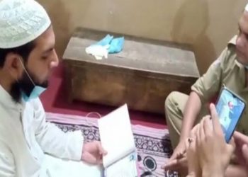 Hukum Akad Nikah Jarak Jauh dengan HP atau Internet