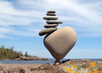 Menjaga Keharmonisan Suami Istri dengan Saling Menanggung Beban