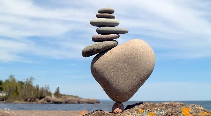 Menjaga Keharmonisan Suami Istri dengan Saling Menanggung Beban