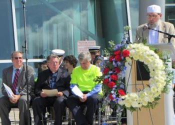 Imam Detroit Menerima Penghargaan Tokoh Antar Agama