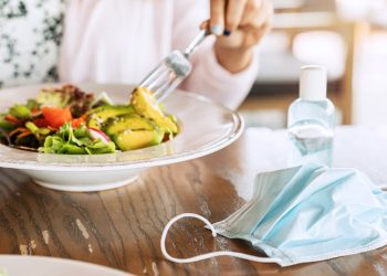 Tips Kenakan Masker saat Makan di Restoran