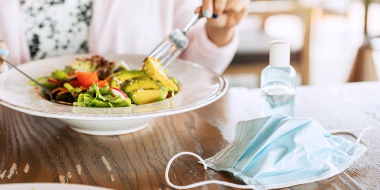 Tips Kenakan Masker saat Makan di Restoran