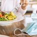 Tips Kenakan Masker saat Makan di Restoran