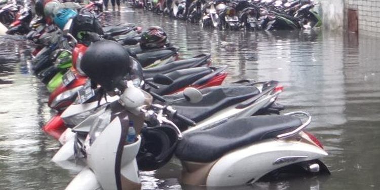 Tips Menyelamatkan Vespa Matic saat Banjir