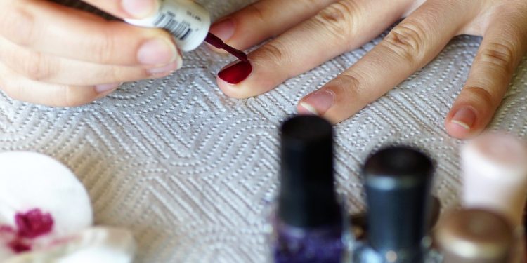 Risiko Warna-warni Kuteks Bagi Kesehatan