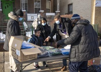 Masjid New York Mengorganisasi Gerakan Mantel Gratis