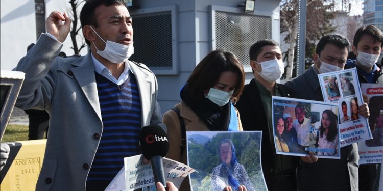 Keluarga Muslim Uighur Kembali Lakukan Aksi Protes di Luar Kedutaan China di Ankara