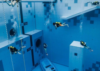 Menyelam di Kolam Renang Terdalam di Dunia