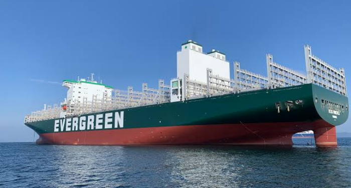 Kapal Raksasa Sebabkan Kemacetan di Terusan Suez