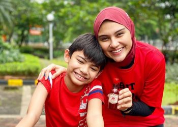 Sepeda jadi Pilihan Olahraga Aman Zee Zee Shahab Bersama Anak