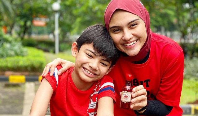 Sepeda jadi Pilihan Olahraga Aman Zee Zee Shahab Bersama Anak