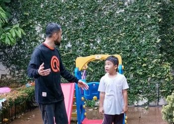 Inspiratif, Ini Alasan Teuku Wisnu Ajak Anak-Anaknya Mandi Hujan