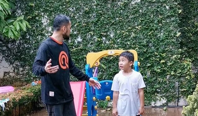 Inspiratif, Ini Alasan Teuku Wisnu Ajak Anak-Anaknya Mandi Hujan