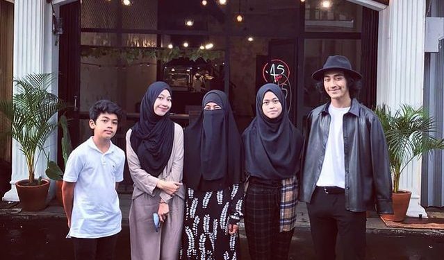 Ajarkan Anak Wirausaha, Ummi Pipik Bersama Anak-anaknya Buka AFive Coffee