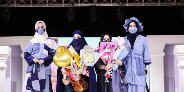 Jelang Ramadan, Brand Fashion Syari Winas Luncurkan Koleksi Sarung Denim Nusantara