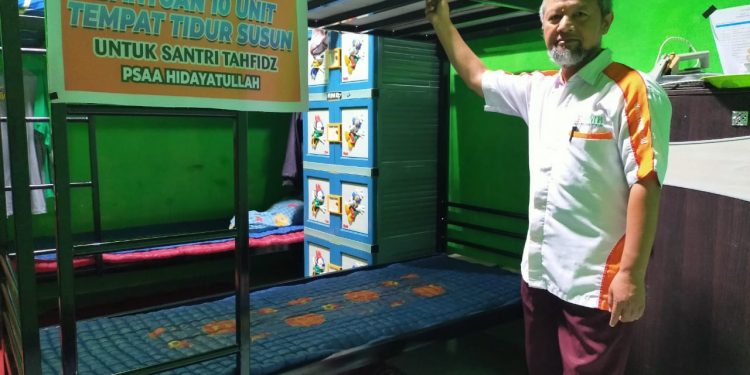 BMH Semarang Serahkan 10 Tempat Tidur Untuk Santri