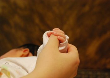 Hukum Mengazankan Bayi yang Baru Lahir