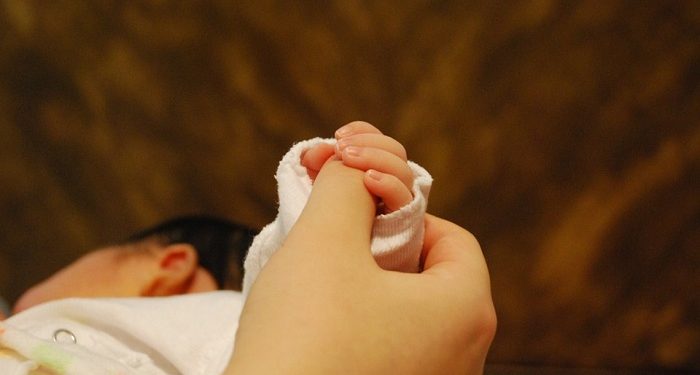 Hukum Mengazankan Bayi yang Baru Lahir