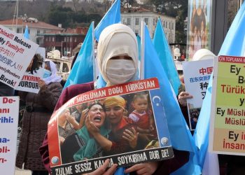 Ratusan Perempuan Uighur Gelar Aksi Protes Kecam Kamp Penahanan China di Hari Perempuan Internasional