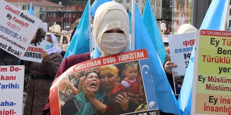 Ratusan Perempuan Uighur Gelar Aksi Protes Kecam Kamp Penahanan China di Hari Perempuan Internasional
