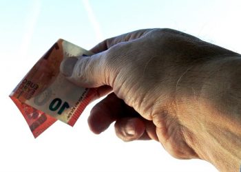 Hukum Meminta Doa dari Orang yang Diberi Sedekah