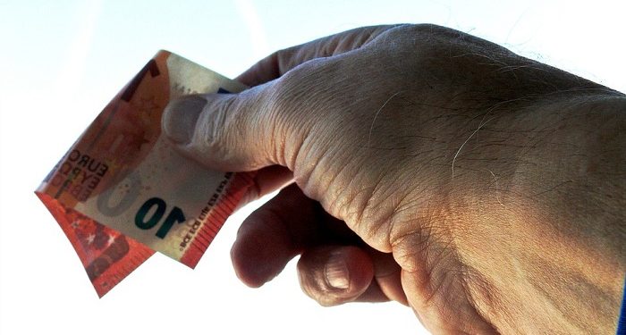 Hukum Meminta Doa dari Orang yang Diberi Sedekah