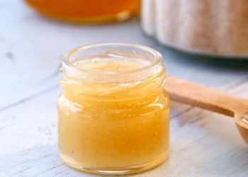 Cerahkan Bibir Gelap dengan Scrub Bibir Berbahan Alami