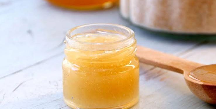 Cerahkan Bibir Gelap dengan Scrub Bibir Berbahan Alami