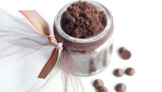 Cerahkan Kulit dengan Scrub Gula dan Coklat