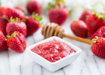Cerahkan Wajah dengan Masker Strawberry Buatan Sendiri