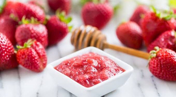 Cerahkan Wajah dengan Masker Strawberry Buatan Sendiri