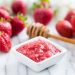 Cerahkan Wajah dengan Masker Strawberry Buatan Sendiri