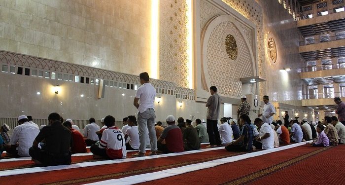 Posisi Makmum saat Imam Tak Bisa Berdiri