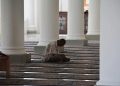 8 Cara Mengingatkan Orang tua yang Tidak Mau Shalat