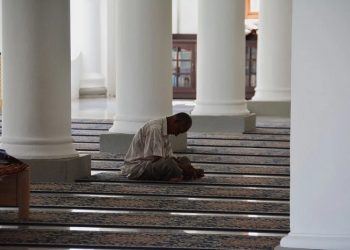 8 Cara Mengingatkan Orang tua yang Tidak Mau Shalat