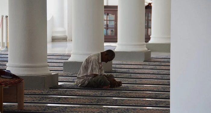 8 Cara Mengingatkan Orang tua yang Tidak Mau Shalat
