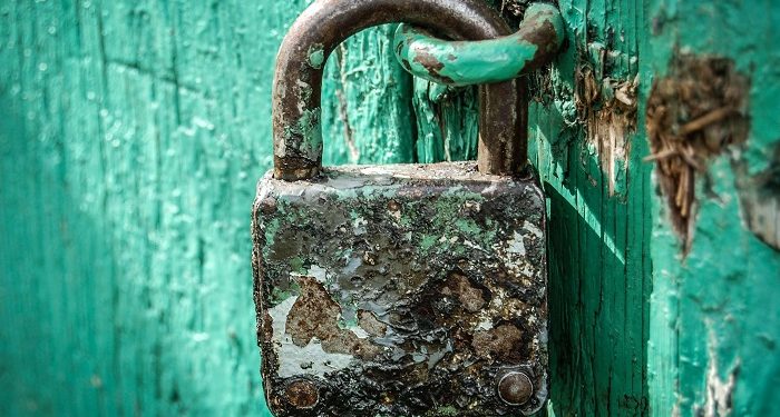 Hati-hati Mengatakan Masyarakat telah Rusak