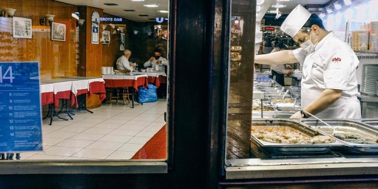 Restoran-restoran di Turki Mulai Buka Kembali Namun Timbulkan Kekhawatiran Para Dokter