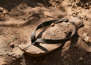 Menaruh Sendal di Depan saat Shalat, Ini Penjelasan Ustaz