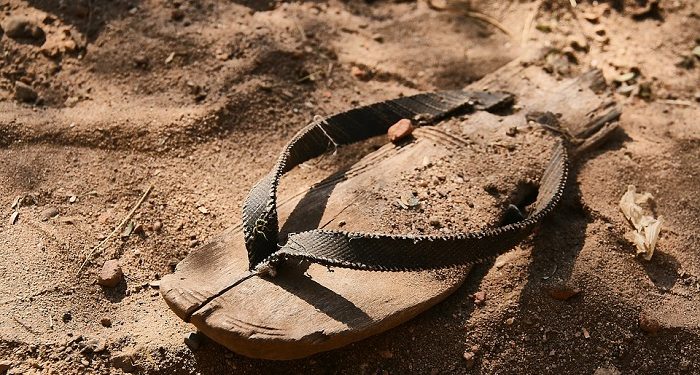 Menaruh Sendal di Depan saat Shalat, Ini Penjelasan Ustaz